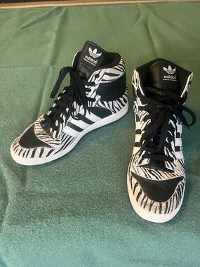 Women’s Adidas zebra print with matching hat